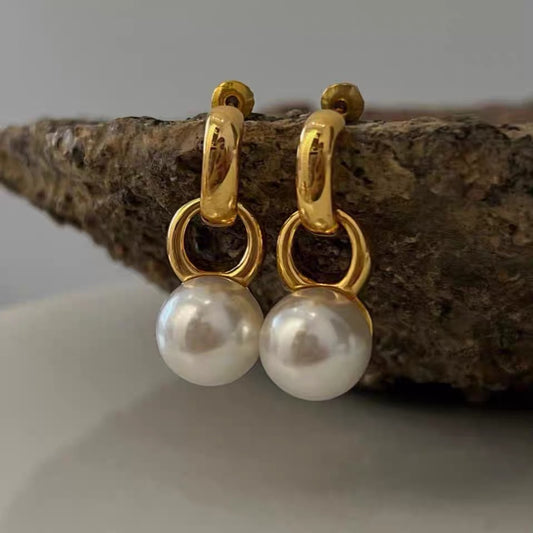 Dainty Gilded Pearls earrings